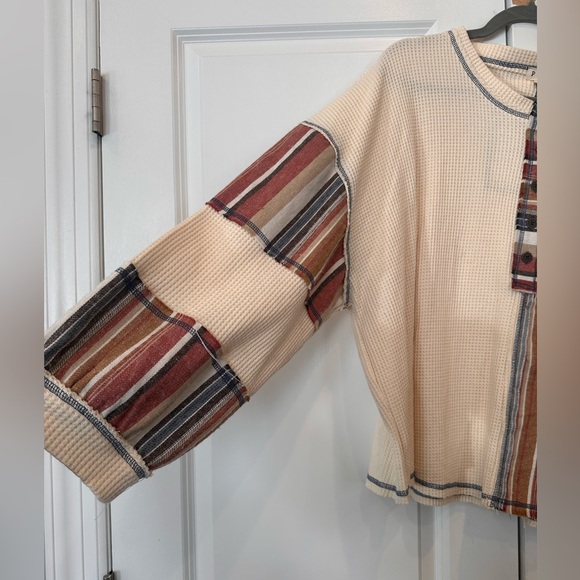 POL Cream, Red, and Blue Textured Top - Picture 3 of 4